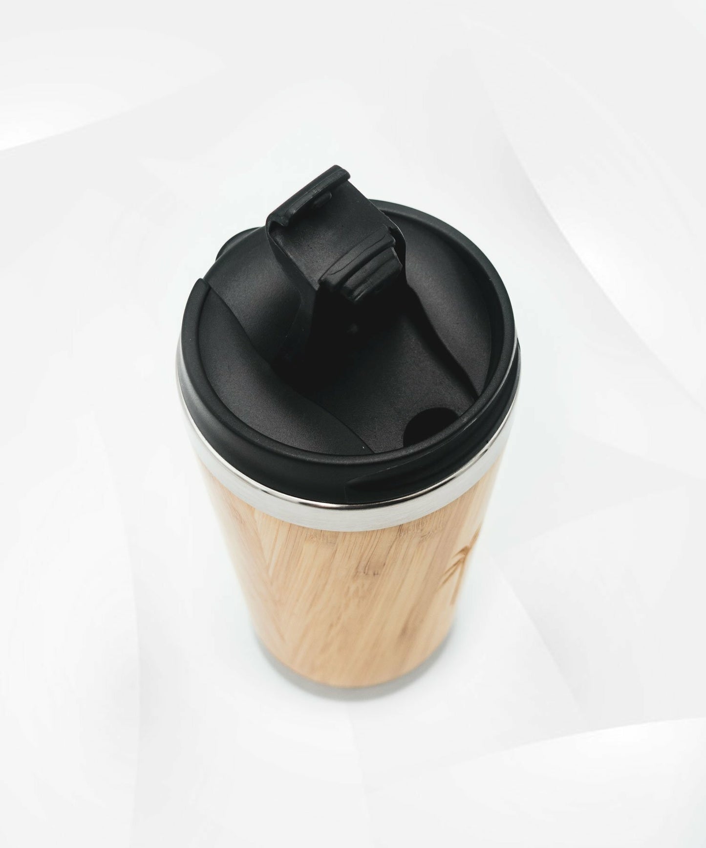 Capacul negru din plastic reciclat al canii de cafea din bambus.